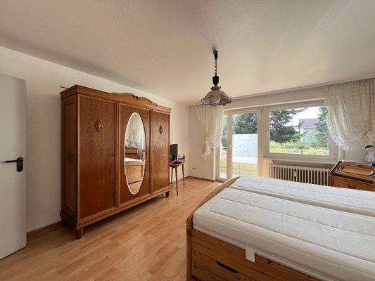 Wohn- oder Schlafzimmer mit Balkon