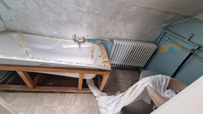 Haus 1.Whg.DG Bad im Umbau begonnen.jpg