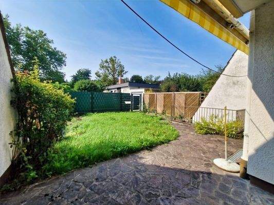 Blick von der Terrasse in den Garten