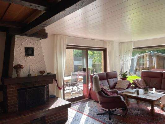 Wohnzimmer mit Kamin