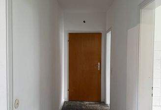 Langer Flur mit Holztür