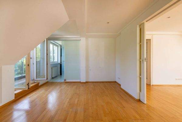 Esszimmer mit kleinem Balkon