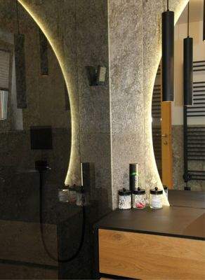 Bad in klarer, moderner Linie – neu ausgestattet mit Dusche und WC