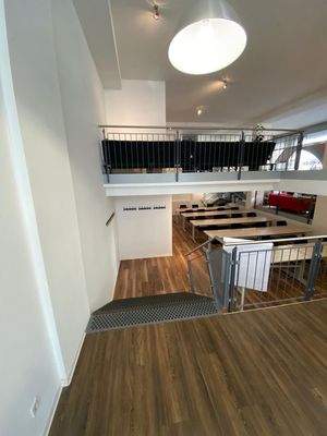 2. Eingangsbereich mit Blick auf 2 Ebenen