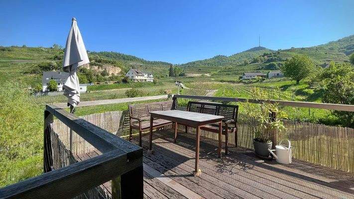 Herrliche Ausblicke vom Balkon auf terrassierte Weinberge