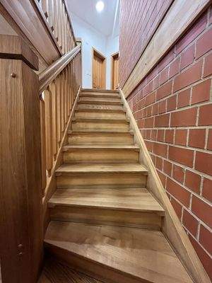 Holztreppe in das Dachgeschoss