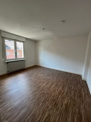 Wohnzimmer mit neuem Boden 
