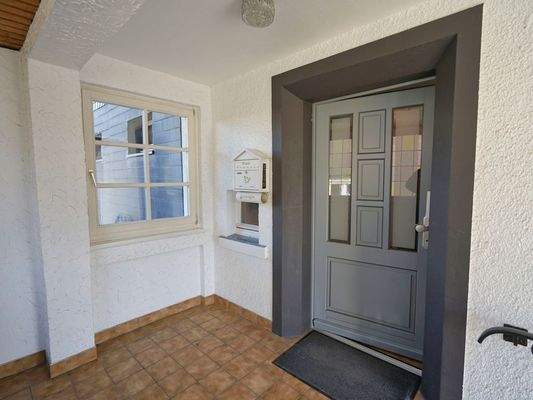 Überdachter Eingangsbereich