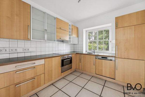 Einbauküche mit Gartenblick