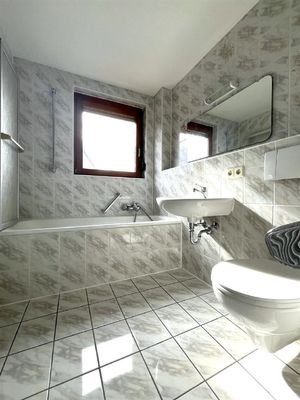 DG: Tageslicht-Badezimmer