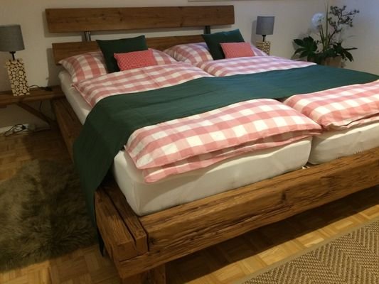 Schlafzimmer mit Doppelbett