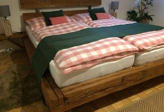 Schlafzimmer mit Doppelbett