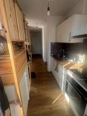 Küche mit Blick in den Flurbereich