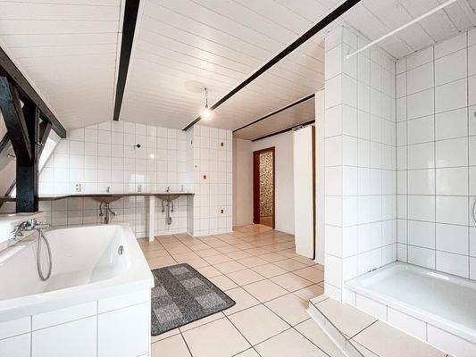 Bad Wohnung im DG