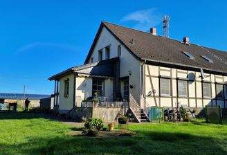 Haus mit Vorbau u. Terrasse
