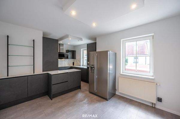 große sehr gut ausgestattete Küche