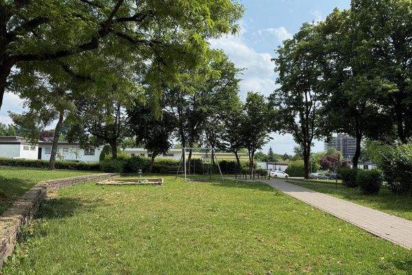Spielplatz mit Sitzgelegenheit