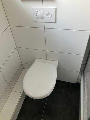 Modernes Badezimmer WC