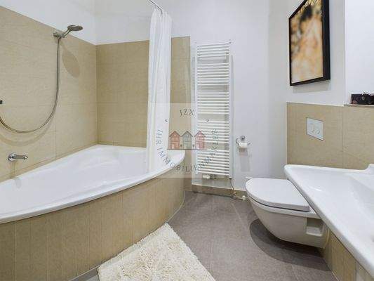 Badezimmer mit Duschwanne