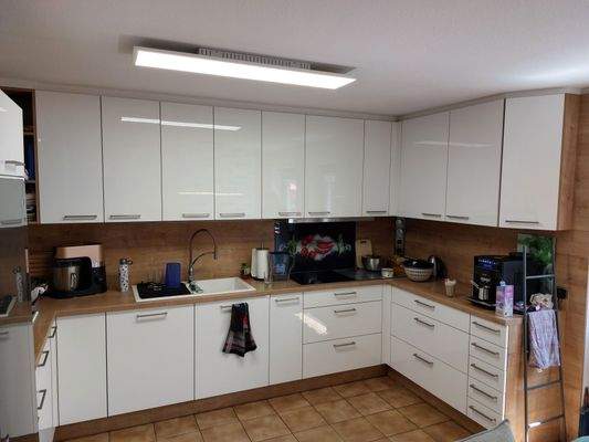Küche mit Einbauküche.jpg