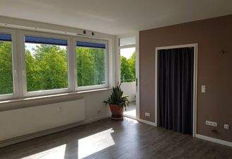 Wohnzimmer, Blickrichtung Balkon und Zimmer