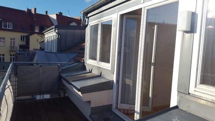 Balkon mit Fensterfront