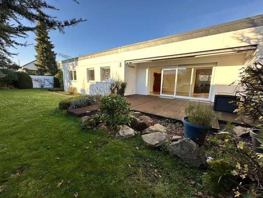 Moderner Bungalow mit großzügiger Terrasse und Garten