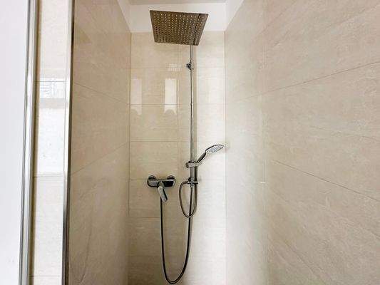 Geräumige Dusche