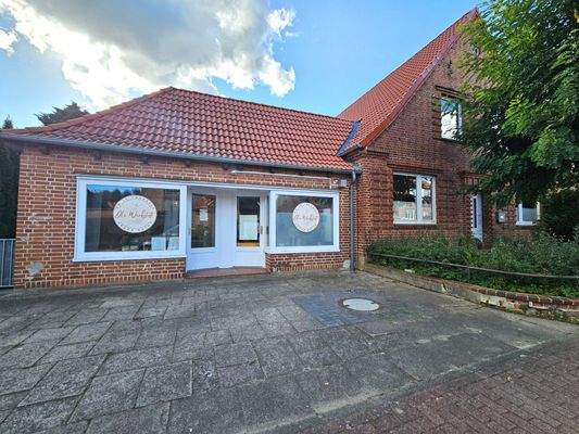 Hausansicht mit Laden