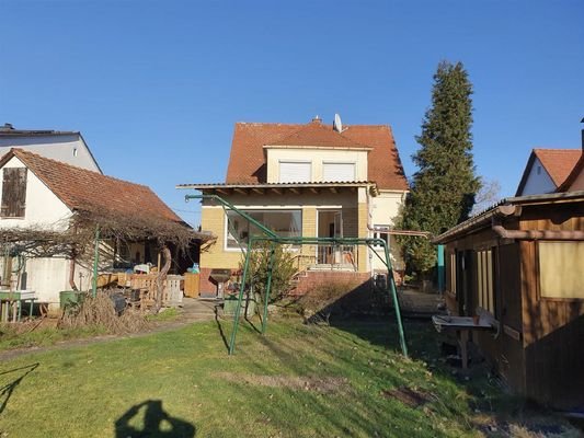 Gartenansicht Wohnhaus und Nebengebäude