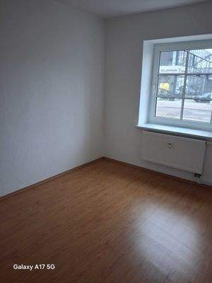 Helles Wohnzimmer mit Fenster