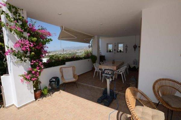 Freistehende Villa mit drei Schlafzimmern und Gästeapartment, Olivenhain und Pool