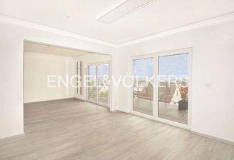 Wohn-/Essbereich mit angrenzendem Balkon