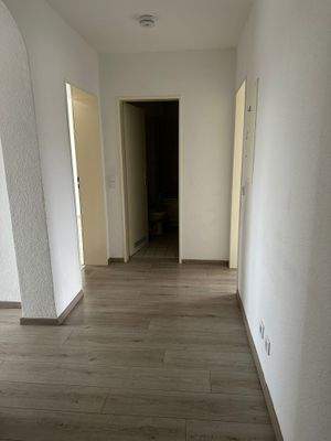 Heller Flur mit Holzboden