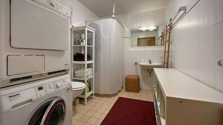 Das Badezimmer überzeugt mit einer bodenebenen Dusche