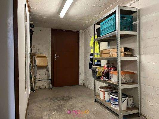 Mit Außentreppe in den Garten: ein weiterer Kellerraum