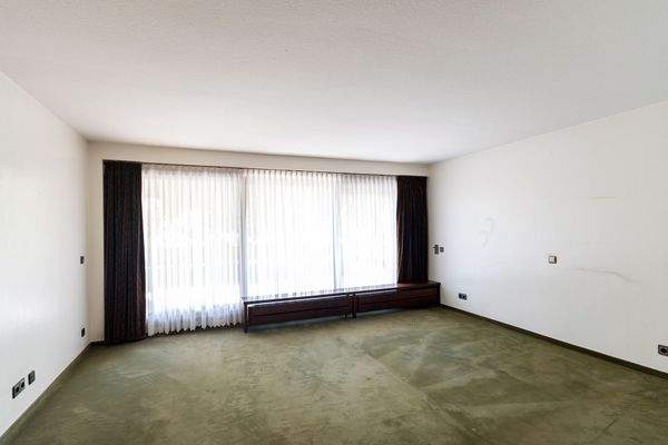 Schlafzimmer mit Zugang zum Balkon