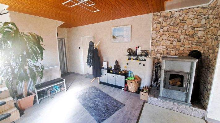 Immobilienperle Veronika Löffler - Erdgeschoss - Eingangsbereich mit Holzofen