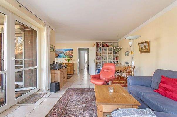 Gemütlicher Wohnbereich mit Zugang zur Ost-Terrasse