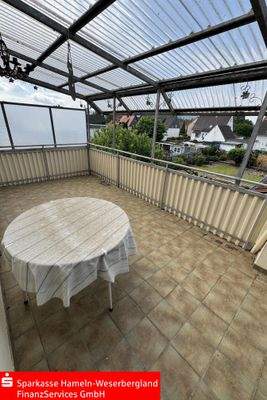 Überdachter Freisitz mit Blick in den Garten