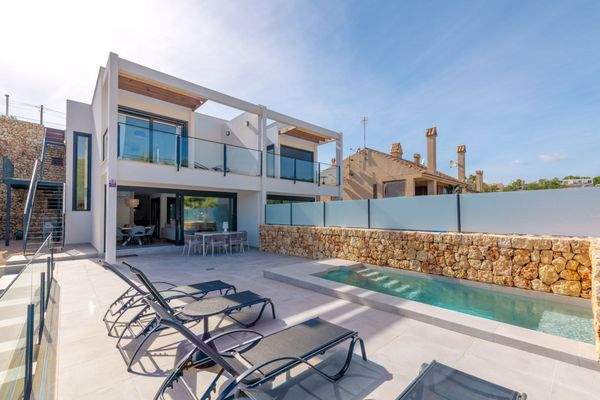 Großzügige Terrasse mit Pool und überdachtem Essbereich