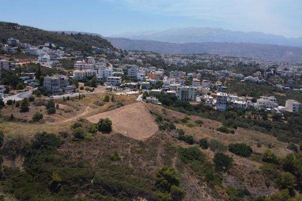 Kreta, Chania: Außergewöhnliches Grundstück mit Blick auf die Stadt und das Meer im Stadtteil Halepa zu verkaufen