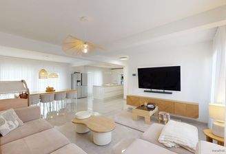 Offener Wohnbereich mit 50 qm und Blick zur Küche