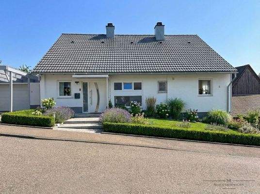 Einfamilienhaus mit Garage und Carport