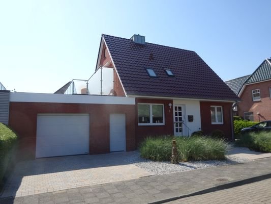 Vorderansicht mit Garage