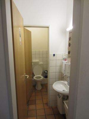 BLICK ZUR DAMEN TOILETTE