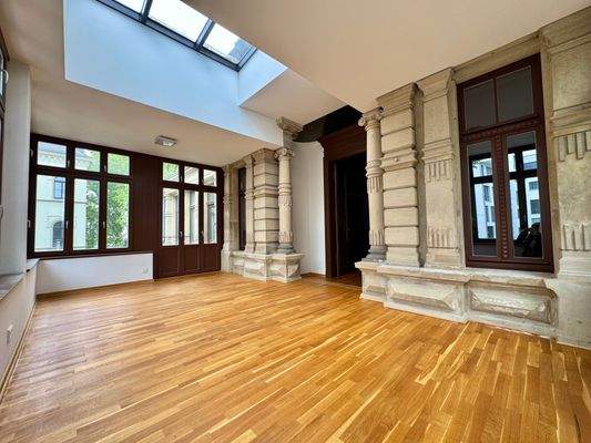 Büro mit Balkonzugang