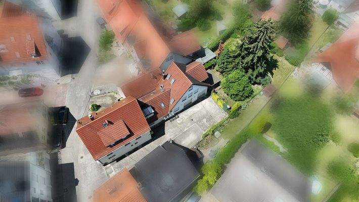 Gebäude und Grundstück mit Garten