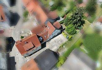 Gebäude und Grundstück mit Garten