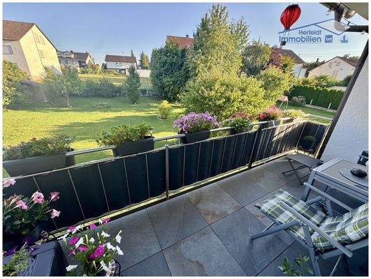 Zugang zum Südbalkon mit Blick in den Garten